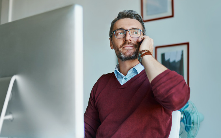 a man getting accounting help